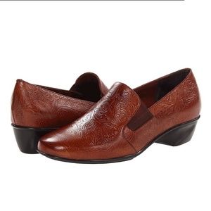 Wide 9WW Teri Tooled Leather Shoe